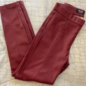 𝒁𝑨𝑹𝑨 Red leather-like leggings.